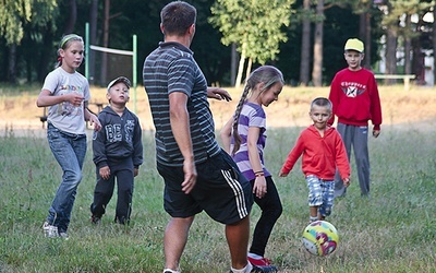 Wspólna zabawa i ognisko to stałe elementy każdego dnia ewangelizacji wioskowej