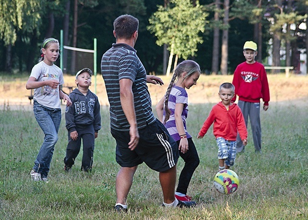 Wspólna zabawa i ognisko to stałe elementy każdego dnia ewangelizacji wioskowej