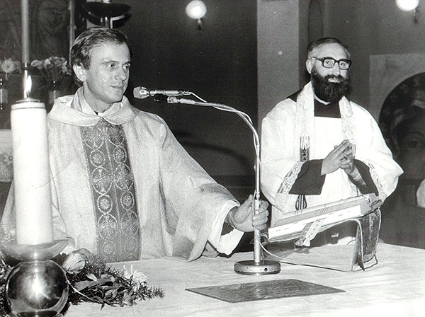 Ks. Jerzy Popiełuszko i o. Henryk Paweł Masny podczas Mszy św. w kościele Podwyższenia Krzyża Świętego w Bytomiu 8 października 1984 roku