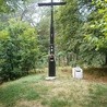 Krzyż i tablica  pamięci Walentego Flisa