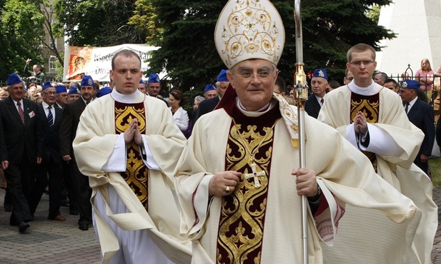 Księża solidarni z abp. Hoserem