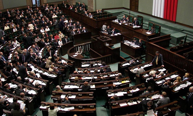 PO daleko za PiS