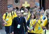 Młodzi wychodzący z fromborskiej katedry