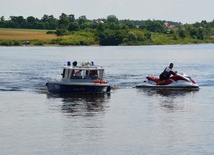 Mundurowi mają do dyspozycji m.in. łodzie motorowe i skutery