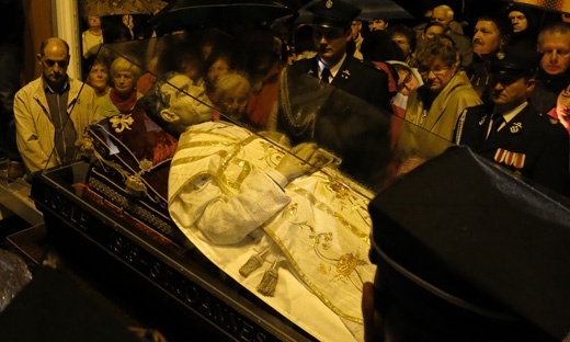 Relikwiarz św. Jana Bosko waży ponad 300 kilogramów.