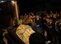 Relikwiarz wysuwa z samochodu specjalna winda.