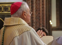 Arcybiskup Henryk Hoser przekazał administrowanie jasienicką parafią ks. Grzegorzowi Chojnickiemu