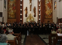 W białogardzkim kościele Najświętszego Serca Pana Jezusa mieszkańcy mogli usłyszeć połączone chóry, czyli prawie 100 śpiewających osób
