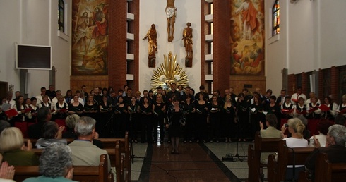 W białogardzkim kościele Najświętszego Serca Pana Jezusa mieszkańcy mogli usłyszeć połączone chóry, czyli prawie 100 śpiewających osób