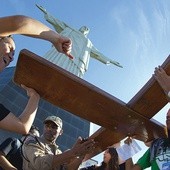  12.07.2013. Brazylia. Rio de janeiro. Młodzi niosący krzyż Światowych Dni Młodzieży pod słynną statuą Chrystusa Odkupiciela na górze Corcovado. Od 22 do 28 lipca w Rio odbędą się Światowe Dni Młodzieży pod przewodnictwem papieża Franciszka  