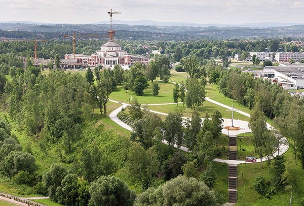 Z wieży widokowej przy sanktuarium Bożego Miłosierdzia w Łagiewnikach pobliskie Centrum Jana Pawła II „Nie lękajcie się” widać jak na dłoni 