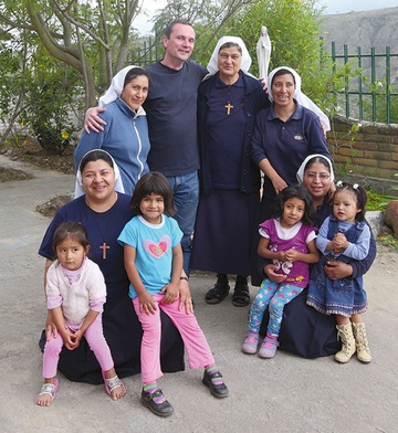  Darek w Ekwadorze z siostrami ze zgromadzenia Cristo Misionero Orante i ich podopiecznymi