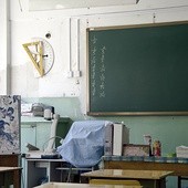  13,5 tys. – tylu nauczycieli straciło pracę w 2012 r.  1,521 mln – o tyle zmalała  liczba uczniów w polskich  szkołach w ciągu ostatnich 7 lat
