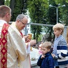 W dniu święceń dk. Czesław Cebulla służy bp. Andrzejowi udzielającemu Komunii św. 