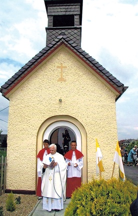 Ks. Paweł Zając w ubiegłym roku poświęcił odnowioną kapliczkę św. Anny