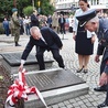 Tablicę odsłonili (od lewej) Bogusław Wierdak, przewodniczący sejmiku, Barbara Kamińska  z Zarządu Województwa i mjr Adam Kownacki, żołnierz AK, uczestnik obrony Przebraża z 1943 r.