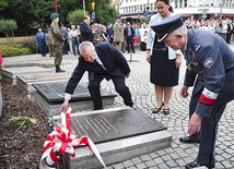 Tablicę odsłonili (od lewej) Bogusław Wierdak, przewodniczący sejmiku, Barbara Kamińska  z Zarządu Województwa i mjr Adam Kownacki, żołnierz AK, uczestnik obrony Przebraża z 1943 r.