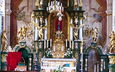 Ołtarz główny zdobi cudowna figurka Matki Bożej z końca XVI wieku