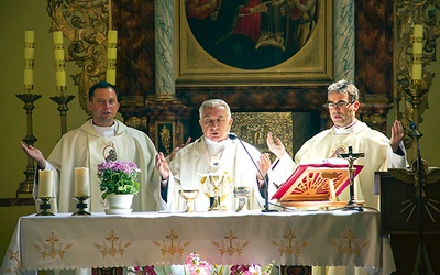 Jubileuszowej Mszy św.  w 100-lecie poświęcenia kościoła w Orzechowie przewodniczył  abp Wojciech Ziemba
