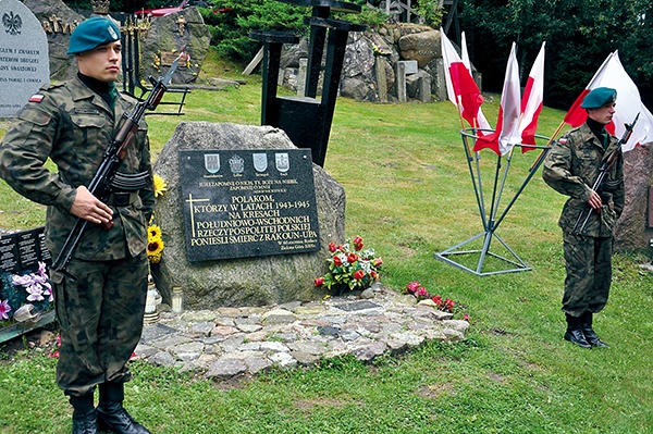 Uczestnicy obchodów złożyli kwiaty pod obeliskiem „Polakom, którzy w latach 1943–1945 na Kresach Południowo- -Wschodnich Rzeczypospolitej ponieśli śmierć z rąk OUN-UPA