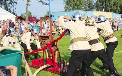  Strażacy jubilaci doskonale sobie radzili z prawie stuletnią sikawką