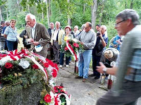 Przy pomniku w Bełżcu złożyli kwiaty i zapalili znicze