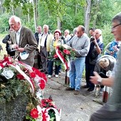 Przy pomniku w Bełżcu złożyli kwiaty i zapalili znicze