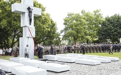 Pomnik stanął w pobliżu Trasy AK, niedaleko kościoła Matki Bożej Królowej Polski na Marymoncie