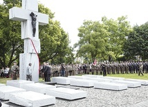 Pomnik stanął w pobliżu Trasy AK, niedaleko kościoła Matki Bożej Królowej Polski na Marymoncie