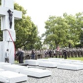 Pomnik stanął w pobliżu Trasy AK, niedaleko kościoła Matki Bożej Królowej Polski na Marymoncie