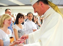  Bp Marek Solarczyk wręczył młodym krzyże