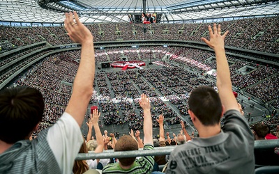 Wielu uczestników rekolekcji na stadionie po raz pierwszy zetknęło się z modlitwą charyzmatyczną