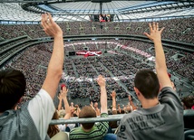Wielu uczestników rekolekcji na stadionie po raz pierwszy zetknęło się z modlitwą charyzmatyczną