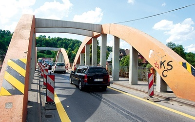   Most w Białym Dunajcu był budowany kilkadziesiąt lat temu dla furmanek i bardzo małego ruchu samochodowego. Jego modernizacja nie wchodzi w grę, potrzebna jest zupełnie nowa przeprawa