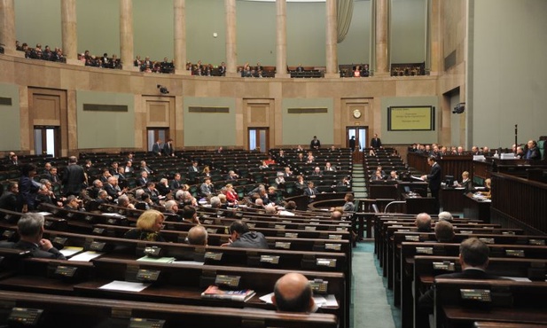 Sondaż: 40 proc. poparcia dla PiS