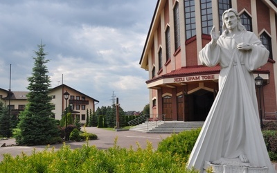 Przed kościołem Miłosierdzia Bożego w Brzesku