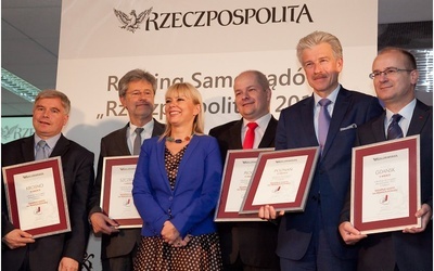 Minister rozwoju regionalnego i laureaci rankingu, wśród nich prezydent Płocka Andrzej Nowakowski 
