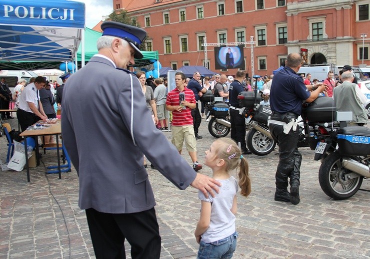 Na placu Zamkowym policjanci opowiadali najmłodszym o swojej pracy, pokazywali samochody i sprzęt, który służy im na co dzień 