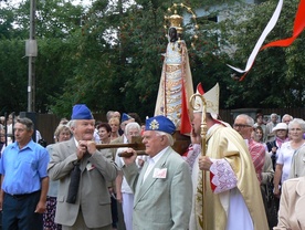 Biskup Marek Solarczyk wita figurę w Aninie