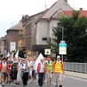 Pielgrzymi na granicznym moście na Olzie - łączącym Cieszyn i Czeski Cieszyn