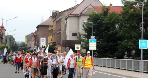 Pielgrzymi na granicznym moście na Olzie - łączącym Cieszyn i Czeski Cieszyn