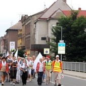 Pielgrzymi na granicznym moście na Olzie - łączącym Cieszyn i Czeski Cieszyn