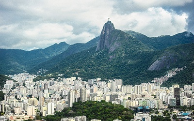 Nad Rio de Janeiro,  na wzgórzu Corcovado, góruje  pomnik Chrystusa Odkupiciela  