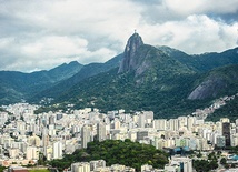 Nad Rio de Janeiro,  na wzgórzu Corcovado, góruje  pomnik Chrystusa Odkupiciela  