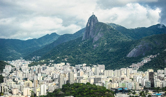 Nad Rio de Janeiro,  na wzgórzu Corcovado, góruje  pomnik Chrystusa Odkupiciela  