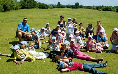  Półkolonie w gorzowskiej parafii św. Józefa odbywały się od 15 do 26 lipca. Na zdjęciu: Dzieci i kadra na polu golfowym w Gorzowie