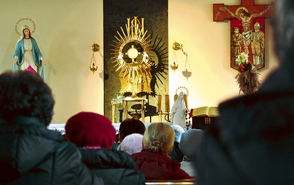 Podczas wieczernika modlitwy w Zawadzie przez kilka godzin trwa adoracja Najświętszego Sakramentu 