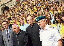 Przed olsztyńskim ratuszem wszyscy stypendyści (1200 osób)  zrobili sobie pamiątkowe zdjęcie