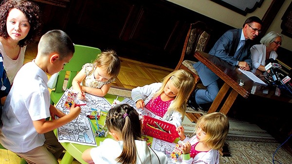   Kiedy prezydent Piotr Grzymowicz omawiał założenia Karty Dużej Rodziny, dzieci zajęte były kolorowaniem 