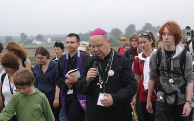 Bp Andrzej Czaja głosi konferencję dla pielgrzymów 13 srebrnej